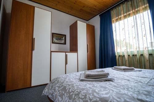 ein Schlafzimmer mit einem Bett mit zwei Handtüchern darauf in der Unterkunft Apartment Bišćan Samobor in Samobor
