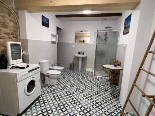 y baño con ducha, aseo y lavadora. en Antiguo Molino en Arnes