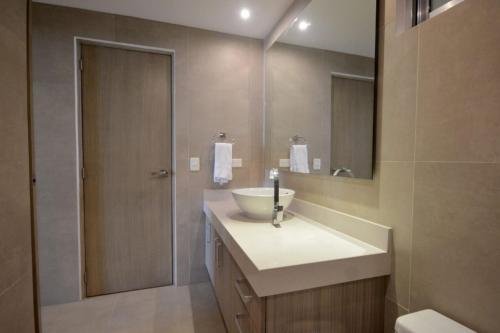 Et badeværelse på Luxury Apartment Steps From 5th Av Rooftop Pool By Yeah