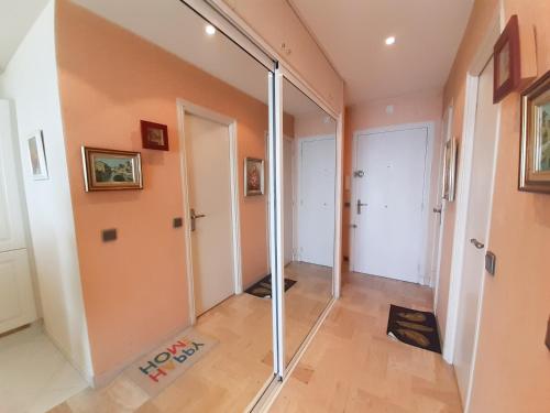 - un couloir avec des portes en verre dans une maison dans l'établissement Trident, à Cannes