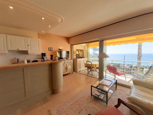 une cuisine et un salon avec vue sur l'océan dans l'établissement Trident, à Cannes