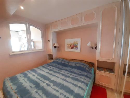 une chambre avec un lit et une fenêtre dans l'établissement Trident, à Cannes