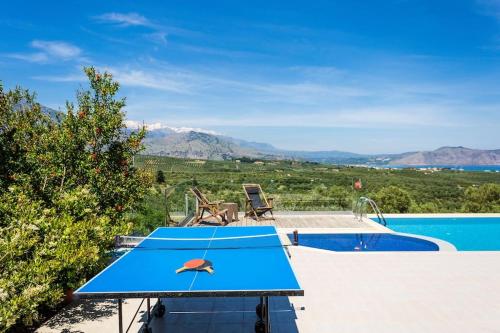 - une piscine avec une table et une vue sur les montagnes dans l'établissement Villa Sugar, à Episkopi
