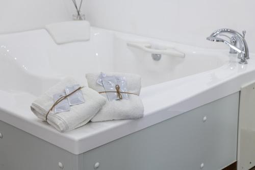 un lavabo blanco con toallas en la encimera en Benjoi Camere en SantʼArpino