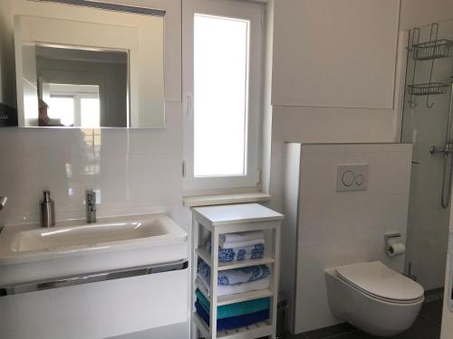 y baño con lavabo, aseo y espejo. en Apartments Kovacev, en Zadar