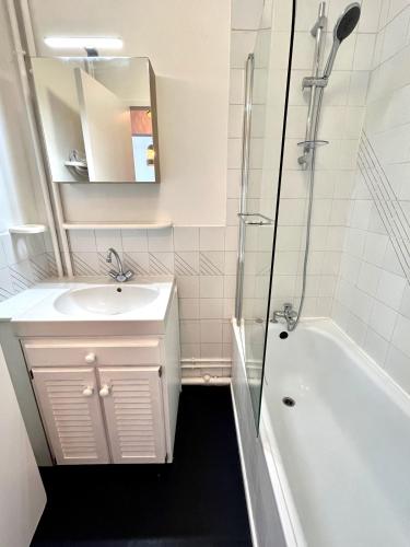 biała łazienka z umywalką i prysznicem w obiekcie Nihal YourHostHelper w Caen