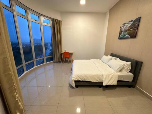 um quarto com uma cama e uma grande janela em AX Residence em Johor Bahru