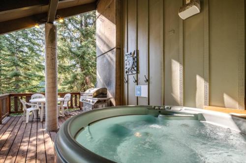 une baignoire jacuzzi sur la terrasse d'une maison dans l'établissement SnoPlace, à Government Camp