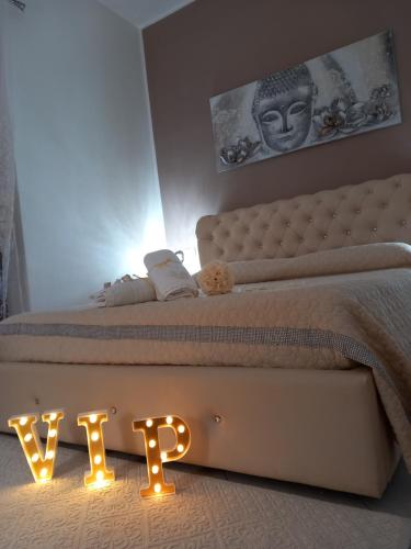 a bedroom with a bed with a sign that says vip at Mary Gery's Rooms in Castellammare del Golfo