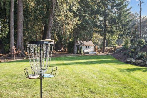 a frisbee golf basket in the middle of a yard at Marv's Place in West Linn