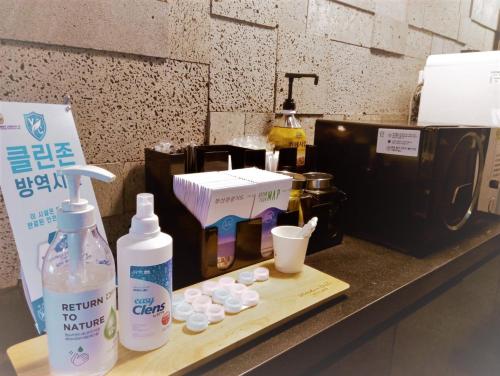um balcão com um monte de frascos de medicamentos em No25 Hotel Yeonsan em Busan