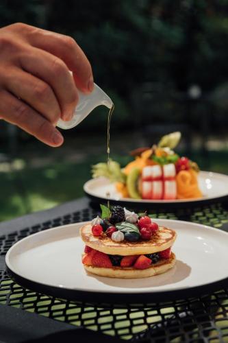 Makanan di atau berdekatan hotel