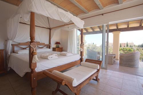Ліжко або ліжка в номері Villa Tom is a lovely modern villa located near to Playa Den Bossa and Ibiza Town