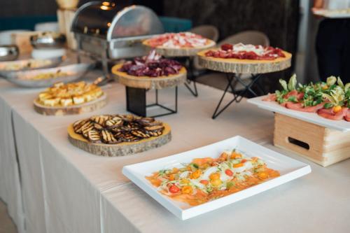 Makanan di atau berdekatan hotel