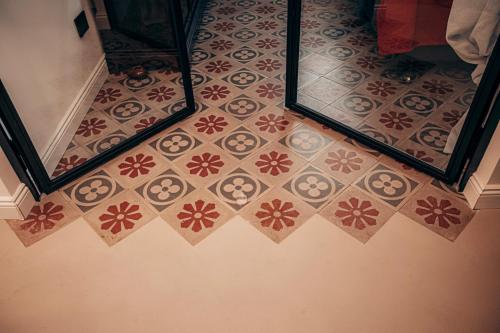 a room with a tile floor and a mirror at Casa 3D'Oro Palermo in Palermo