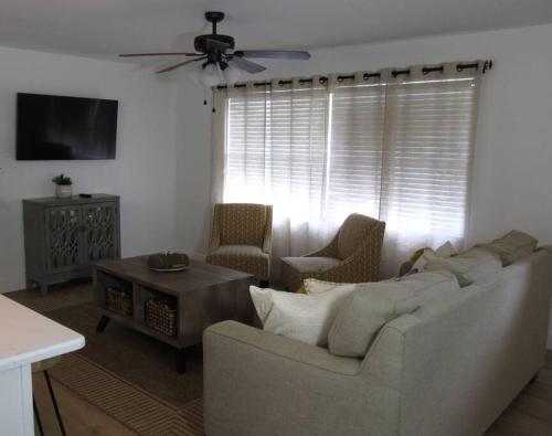 Freshly Updated Largo Home – Photos 2