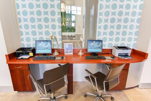 d'un bureau avec 3 ordinateurs. dans l'établissement Laketown Wharf Resort by Panhandle Getaways, à Panama City Beach