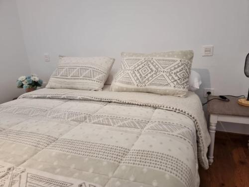 een wit bed met kussens erop bij Habitacion Alunita in Nazaret