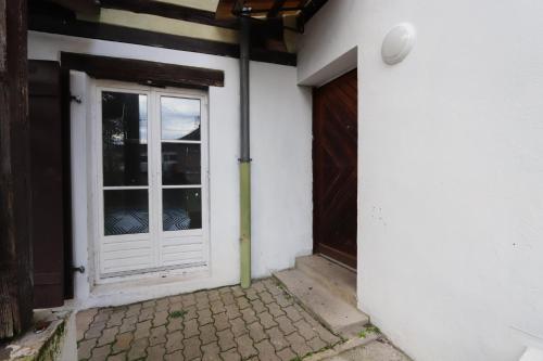 une porte menant à une maison avec une fenêtre et un garage dans l'établissement Homeday cultivateur n°2 appartement type F3, à Haguenau