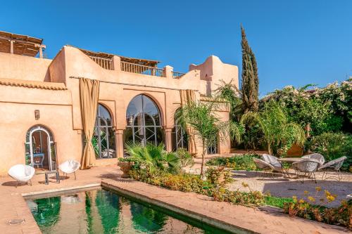 une maison avec une piscine en face de celle-ci dans l'établissement Prestige du Souss, à Oulad Barrehil