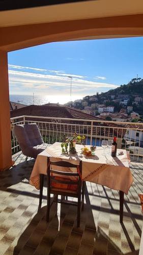 un tavolo su un balcone con vista sull'oceano di Casa MA.RE a San Lorenzo al Mare