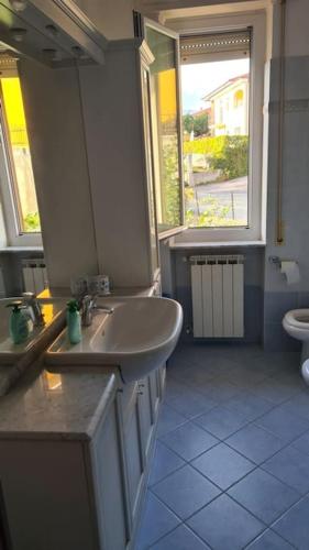un bagno con lavandino e WC di Casa MA.RE a San Lorenzo al Mare