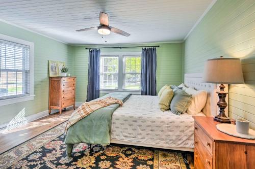 1 dormitorio con 1 cama y ventilador de techo en Farmhouse Cottage on 10 Acres Trails On-Site, en Monticello