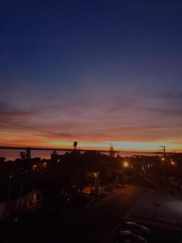 una vista de la puesta de sol desde un aparcamiento en Monoambiente con vista al Rio Paraná en Ramallo