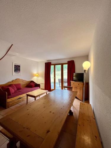 sala de estar con sofá y mesa de madera en Chalet VARS 8 à 10 personnes, proche des pistes, en Vars