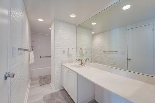 uma casa de banho branca com um lavatório e um espelho em Great Apartment In Hollywood With Side Ocean View! Direct Access To The Beach! 14th Floor em Hollywood