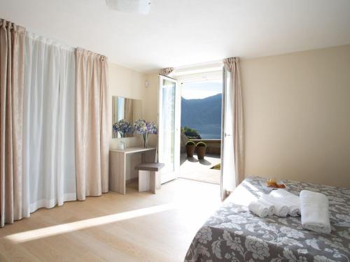 Postel nebo postele na pokoji v ubytování SALA COMACINA APARTMENT NO 1-SLEEPS 10 by Italian Apartments