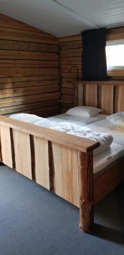 a pair of bunk beds in a room at Ammeråns Fiskecamp in Hammarstrand