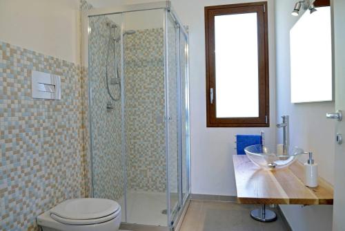 y baño con ducha, aseo y lavamanos. en Villa Occidente - Homelike Villas, en Castellammare del Golfo