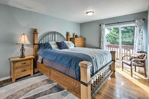 ein Schlafzimmer mit einem großen Bett und einem Fenster in der Unterkunft Colorado Springs Home with Deck about 6 Mi to Dtwn! in Colorado Springs