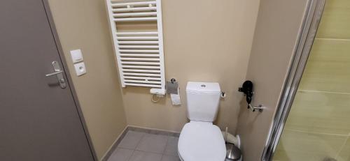 une petite salle de bain avec toilettes et téléphone dans l'établissement Studio Résidence 3 étoiles Odalys Les Océanides Piscine Plage Argentière parking boite à clé, à La Londe-les-Maures