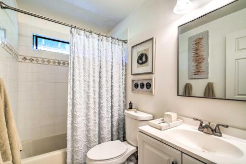 uma casa de banho com um WC, um lavatório e um chuveiro em Cozy Cali Condo, Walk to Summerland Beach! em Summerland
