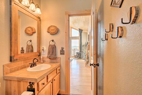 un baño con lavabo y espejo en Family-Friendly Jefferson Cabin with Fire Pit!, en Bordenville