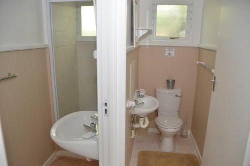 a small bathroom with a sink and a toilet at Kostaplenti in Natureʼs Valley