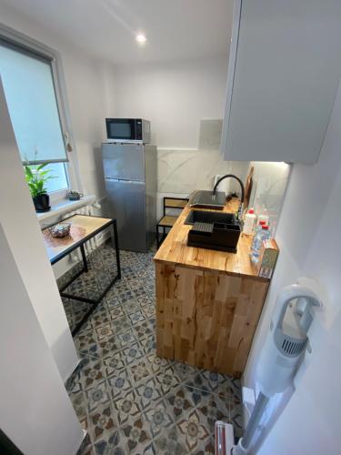 a small kitchen with a sink and a counter at Apartament Błogi Sen- komfortowy nocleg w sercu Bytomia in Bytom