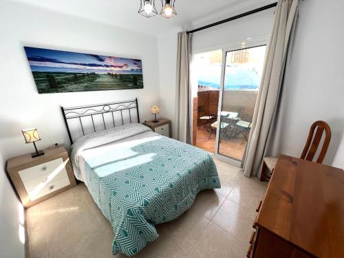ネルハにあるCasa Playa Torrecillaのベッドルーム1室(ベッド1台付)が備わります。