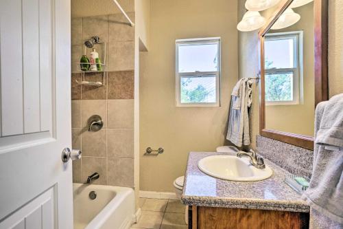 uma casa de banho com um lavatório, uma banheira e um WC. em Family Colorado Springs Home about 2 Mi to Dtwn! em Colorado Springs