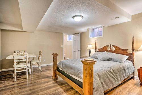 um quarto com uma cama, uma mesa e cadeiras em Family Colorado Springs Home about 2 Mi to Dtwn! em Colorado Springs