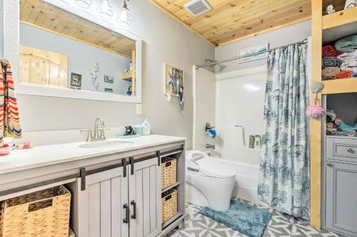 ein Bad mit einem Waschbecken und einem WC in der Unterkunft Welcoming Townsend Cabin Hike, Fish and Relax! 