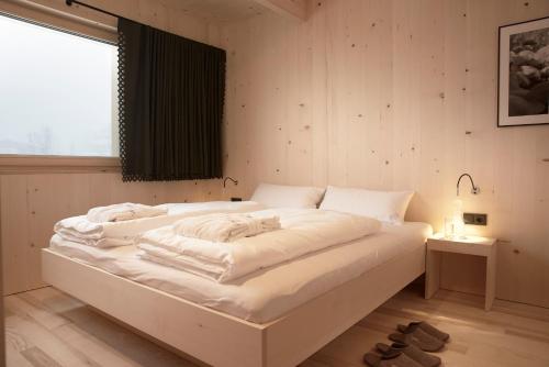 1 cama blanca grande en una habitación con ventana en Ferienhaus Islen en Mellau