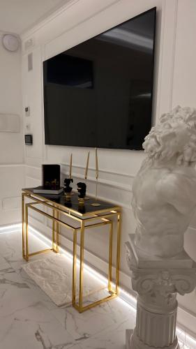 Μια τηλεόραση ή/και κέντρο ψυχαγωγίας στο Casanova Luxury Suite