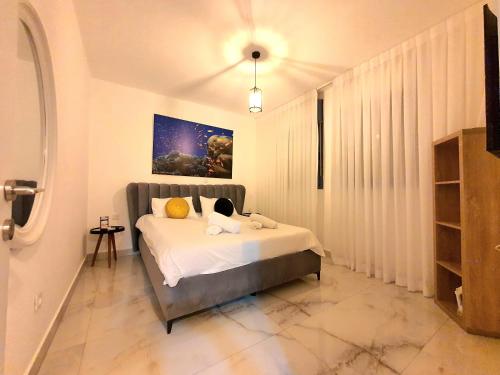 מיטה או מיטות בחדר ב-Barak Royal suites VIP 134 - חמש דקות מהים ומהטיילת