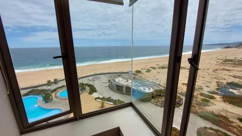 a view of the beach from a room with a window at Departamento en la Playa de Algarrobo Norte in Algarrobo