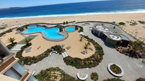an aerial view of a swimming pool next to the beach at Departamento en la Playa de Algarrobo Norte in Algarrobo