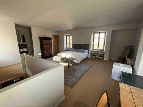 1 dormitorio grande con 1 cama y 1 mesa en Maison de Campagne in Beautiful Burgundy, en Noyers-sur-Serein