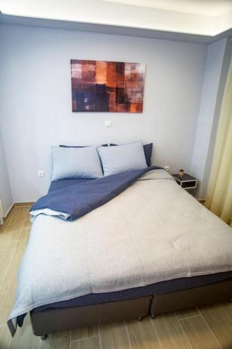 Studio apartment with all amenities in Kolonakiにあるベッド